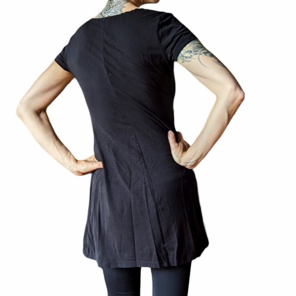 Fluide black dress with white skull detail, small t-shirt dress - Picture 4 of 12